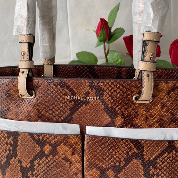 ✅SALE❤️‍🔥🆕Michael Kors Bag🎁 - Picture 5 of 8